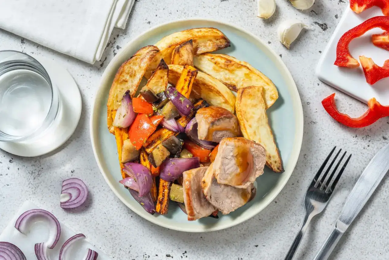 Délicieux filet mignon au four, servi avec des quartiers de pommes de terre croustillants et des légumes rôtis colorés.