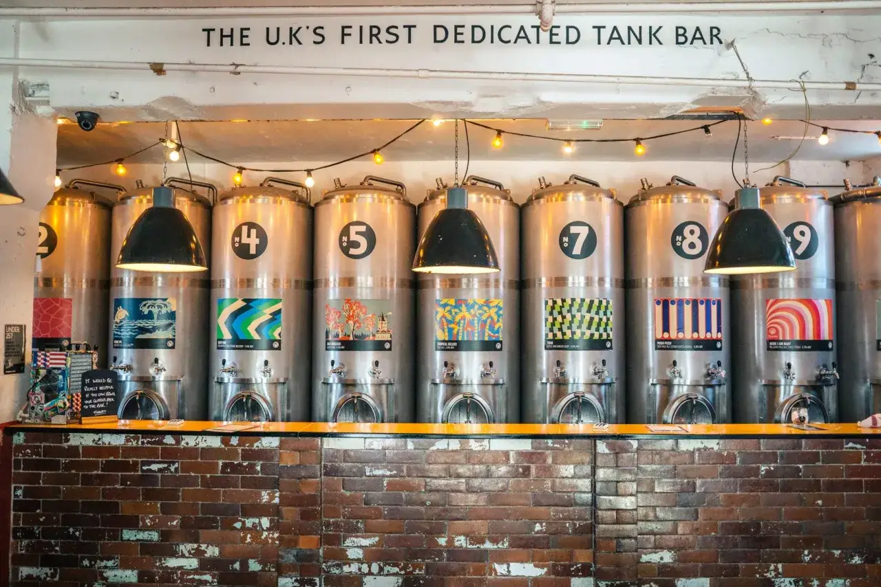 Les cuves de bi&egrave;re d'un bar londonien, pr&ecirc;tes &agrave; servir une bi&egrave;re fra&icirc;che.