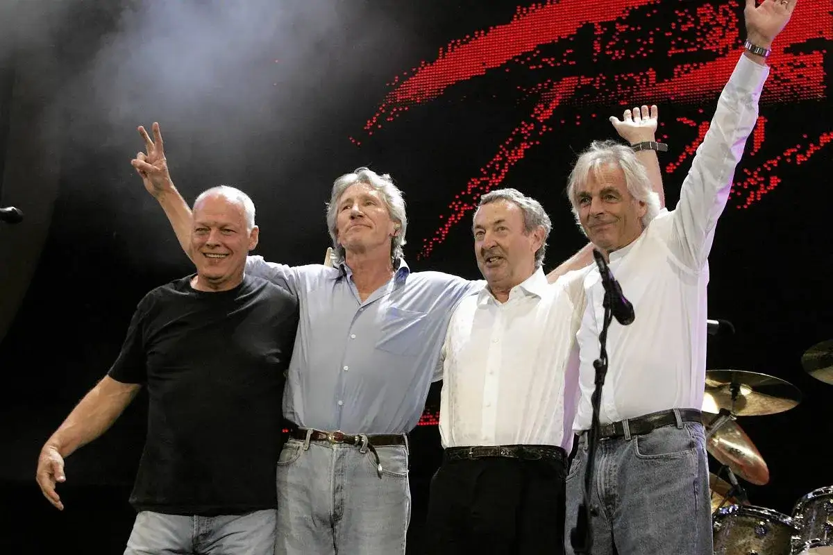 Czterech członków Pink Floyd: David Gilmour, Roger Waters, Richard Wright i Nick Mason, świętuje na scenie. Historia zespołu Pink Floyd w składzie.