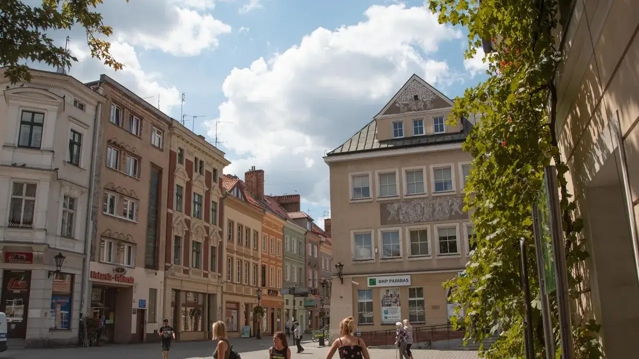 Spacerem po zielona g&oacute;ra rynek, wśr&oacute;d kolorowych kamienic i kwitnącej zieleni.