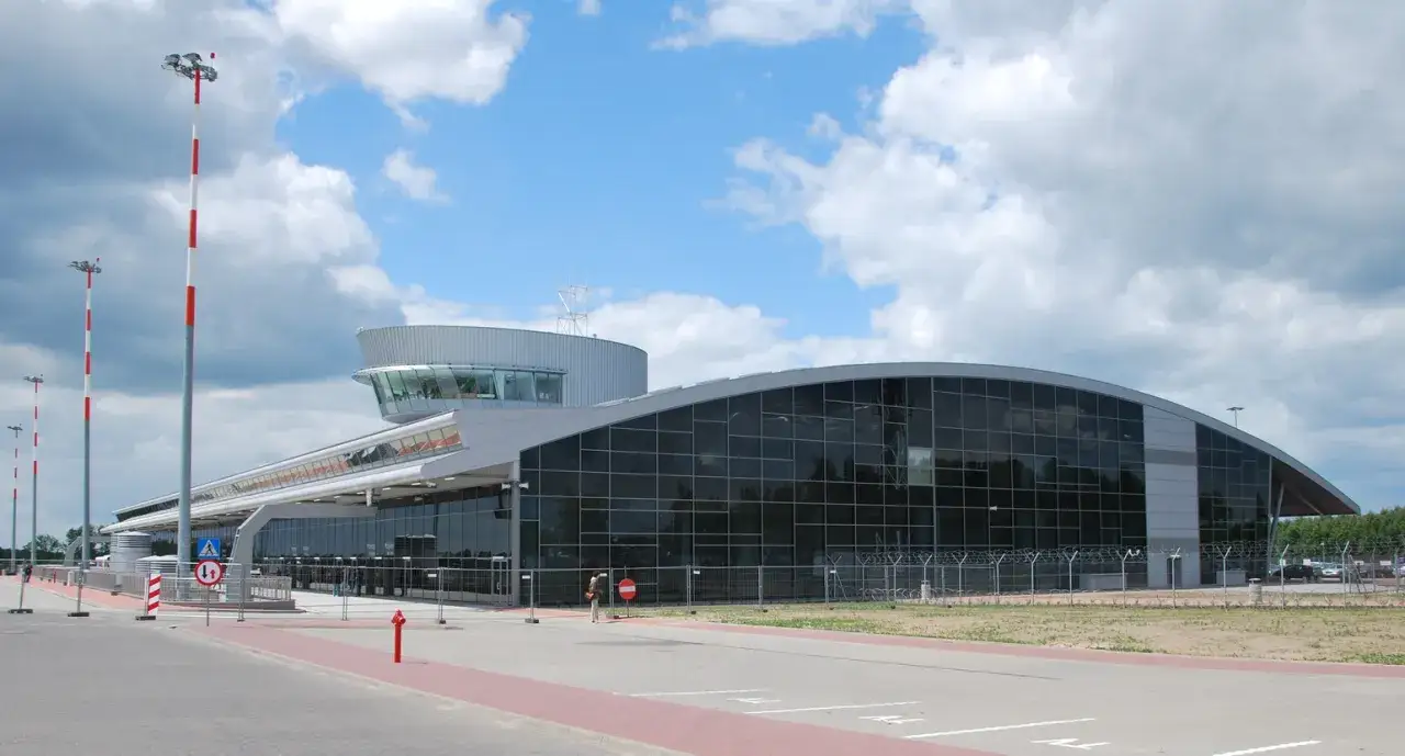 Nowoczesny terminal lotniska w Łodzi, idealne miejsce na tanie loty z Łodzi.