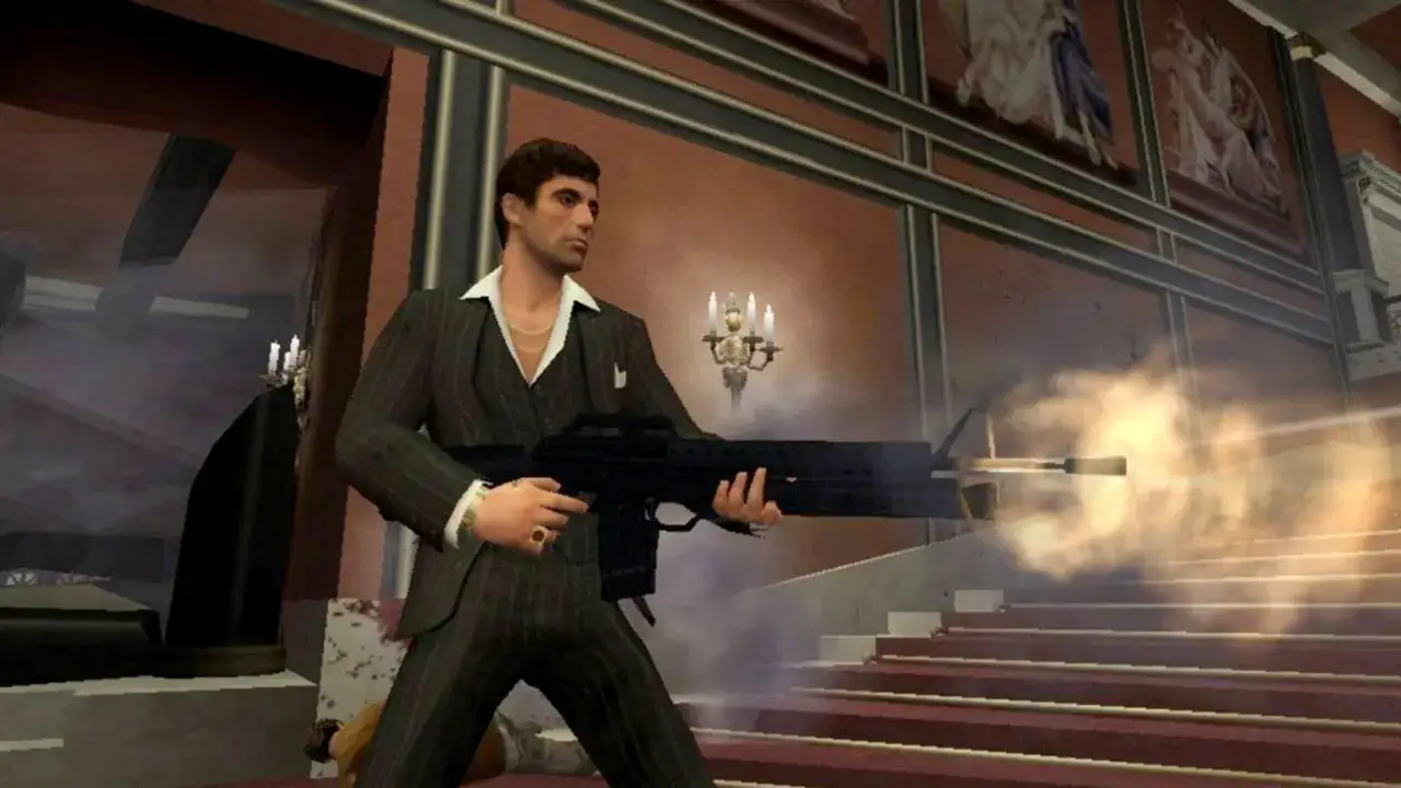 Tony Montana w garniturze strzela z karabinu, dymiąc. 