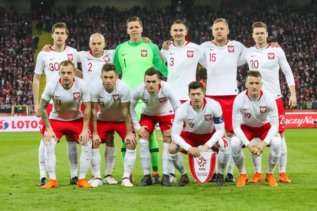 Piłkarze reprezentacji Polski w białych strojach, gotowi do meczu z Koreą Południową.