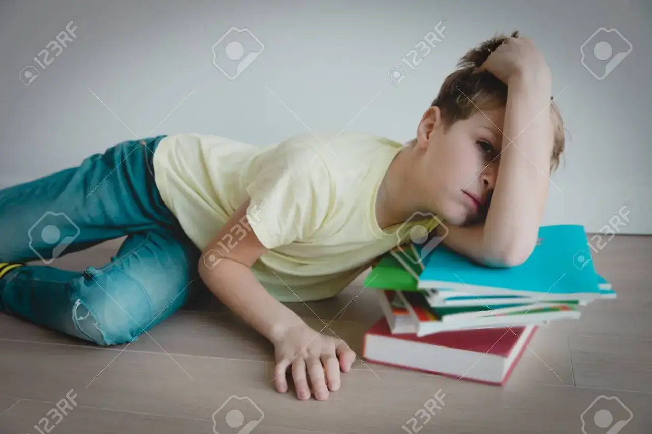 dziecko zestresowane odrabianiem lekcji