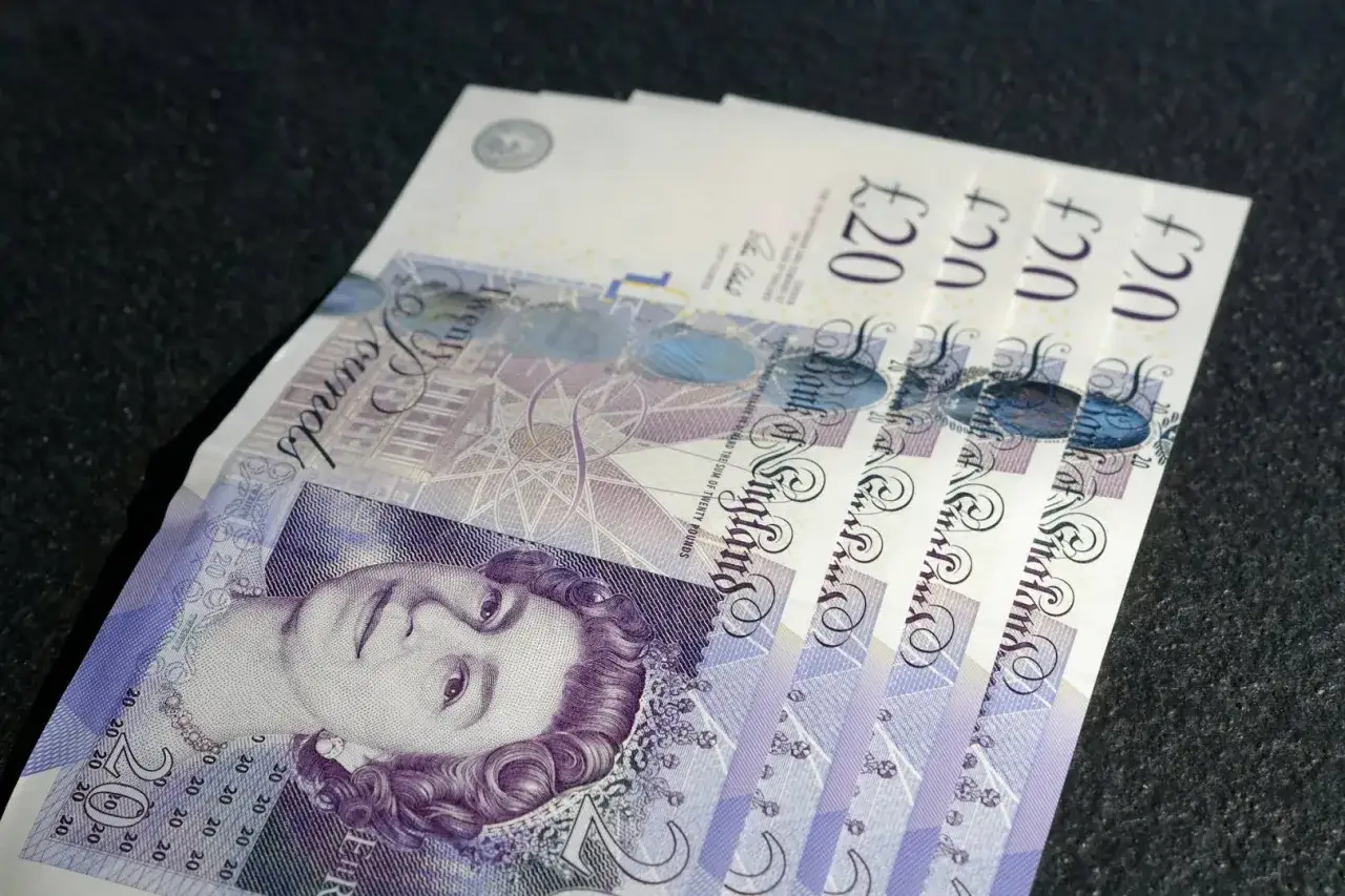 Kilka banknotów dwudziestofuntowych, czyli GBP, jaka to waluta? Brytyjska funt szterling.
