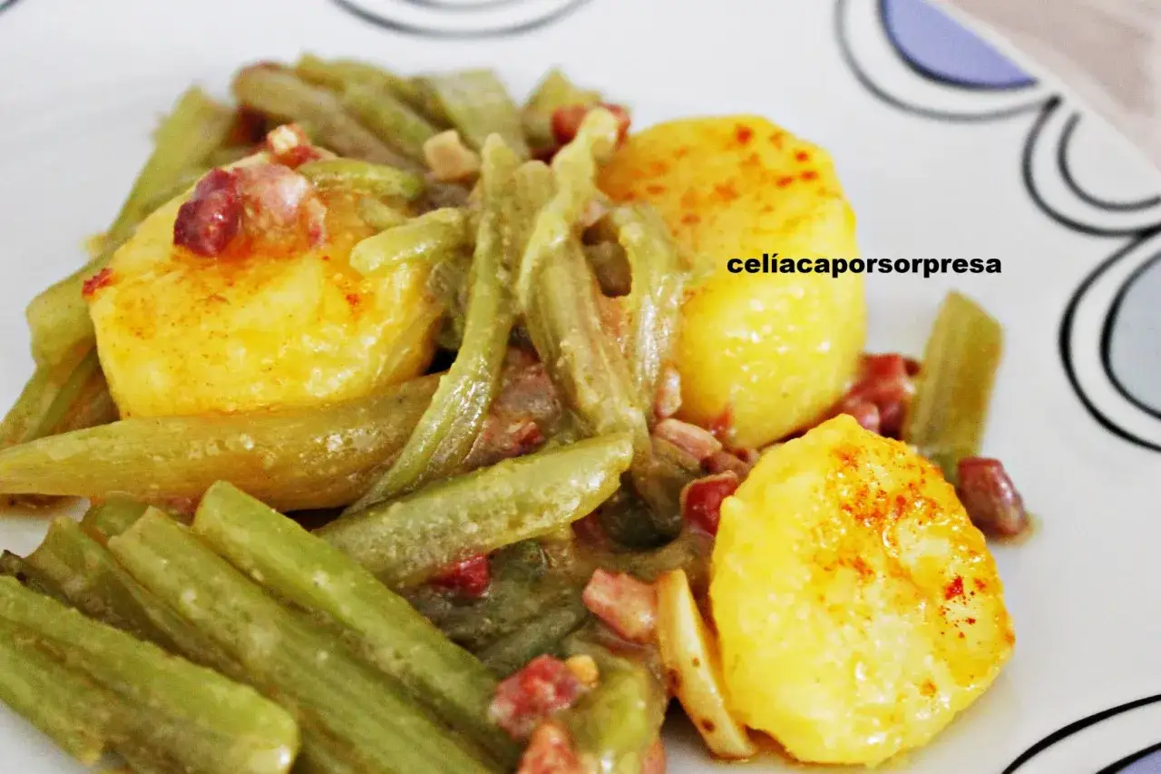 Delicioso plato de borrajas con patatas y trocitos de bacon. Un clásico reconfortante.