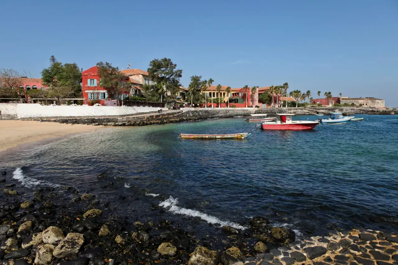 Kolorowe budynki i łodzie przy plaży na wyspie Gorée, Senegal. Afryka, senegal.