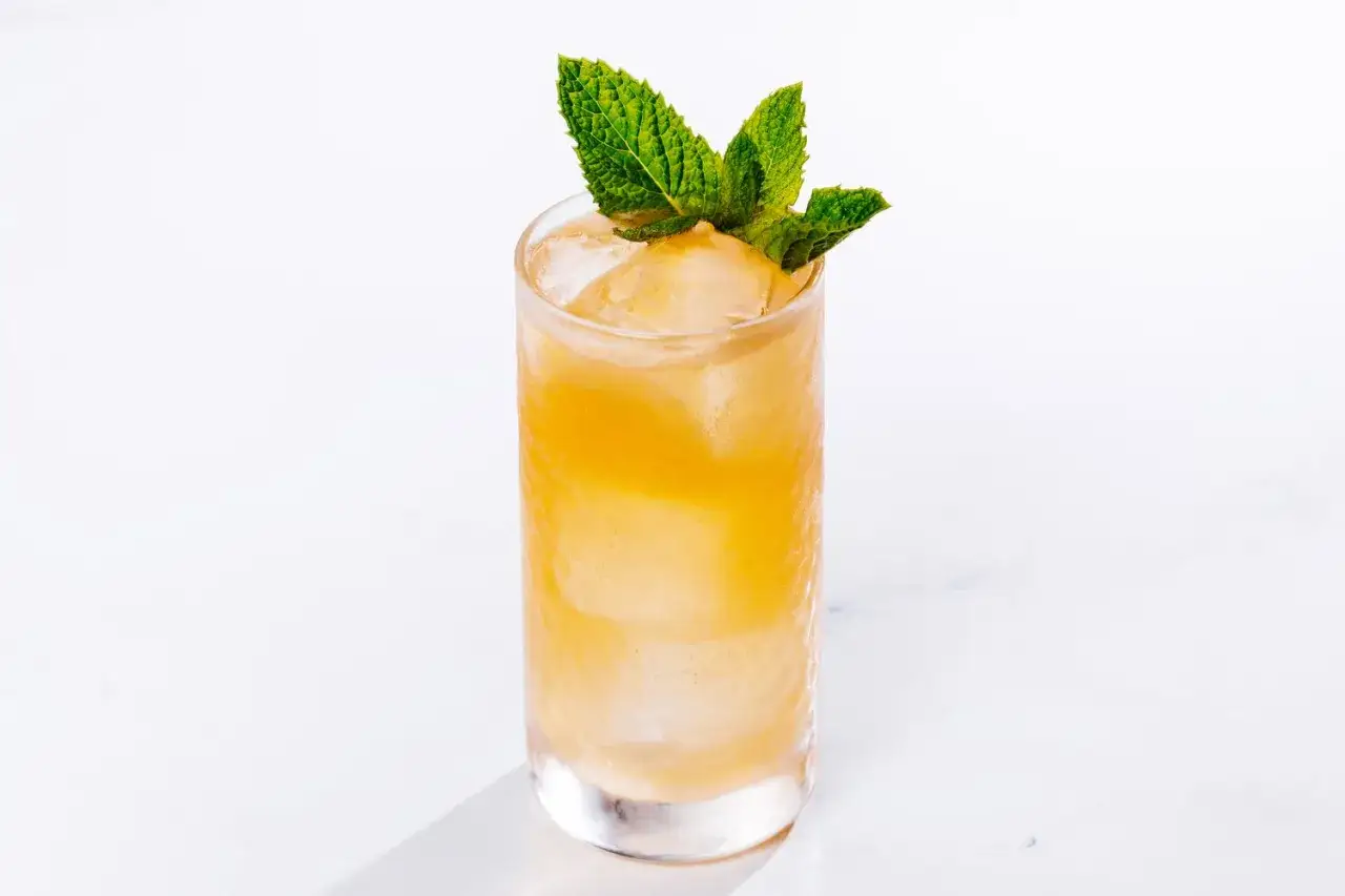 Ein erfrischender Cocktail mit Eis und Minze. Selbst ein leidender Bastard würde sich über diesen Drink freuen.