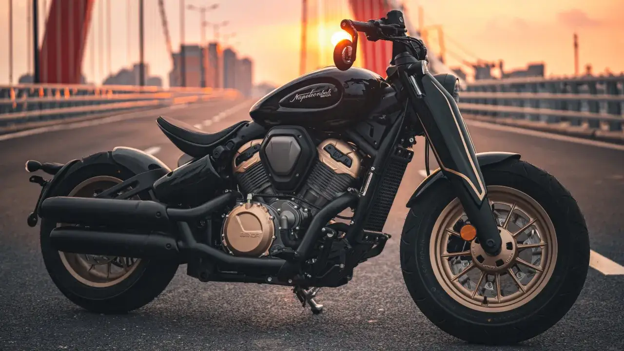 Eleganckie, czarne chińskie motocykle z brązowymi akcentami na tle zachodzącego słońca i mostu.