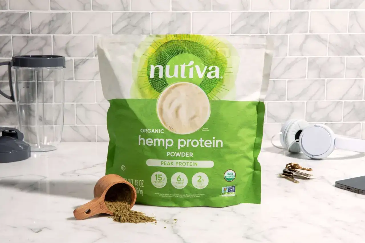Zielony worek z organicznym białkiem konopnym Nutiva, obok miarki z proszkiem. Poznaj jego właściwości!