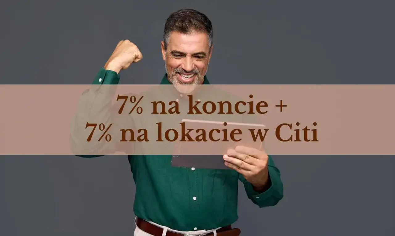 Szczęśliwy mężczyzna z tabletem, cieszący się z 7% oprocentowania na lokacie w Citi.