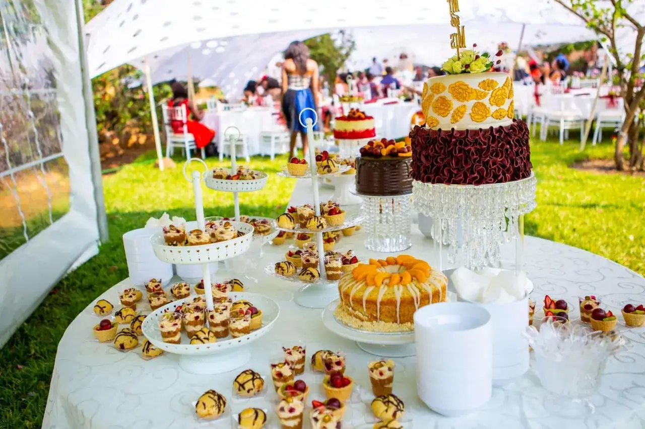 Stół pełen słodkości na przyjęciu. Zastanawiasz się, ile kosztuje catering na 18? Taka uczta z pewnością zachwyci gości!