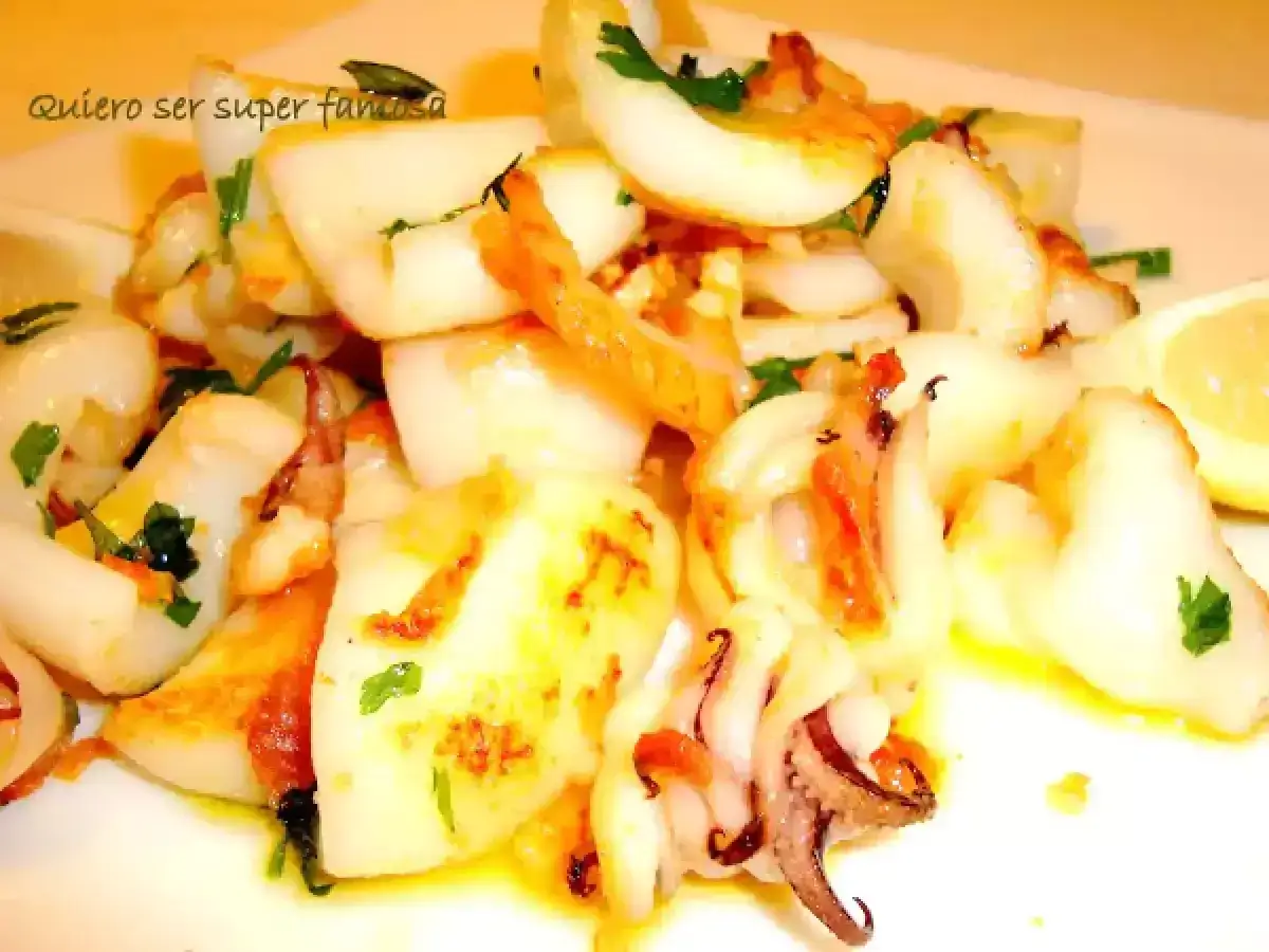 Delicioso sepia a la plancha con perejil y un toque de limón. ¡Un plato que te hará sentir super famoso!