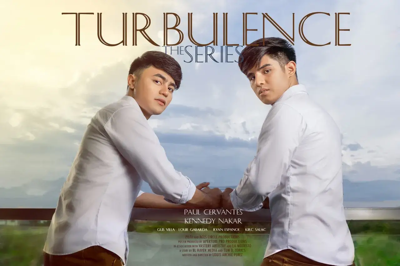 Turbulence: The Series. Paul Cervantes i Kennedy Nakar, gwiazdy obsady, patrzą w dal.