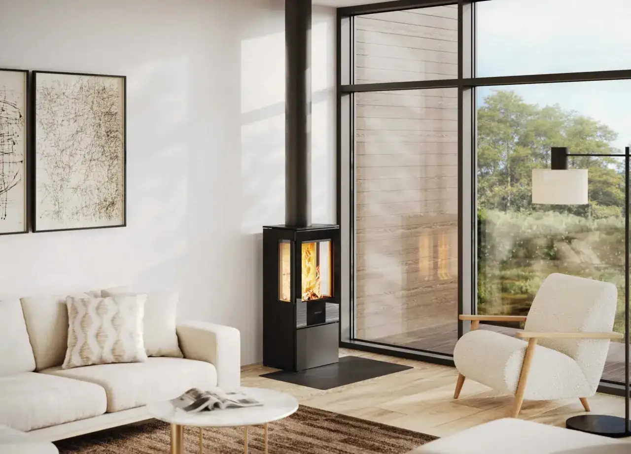 Mysig vardagsrumsmiljö med en modern kamin där det är skönt att elda i kamin varje dag. En soffa och en fåtölj inbjuder till avkoppling.