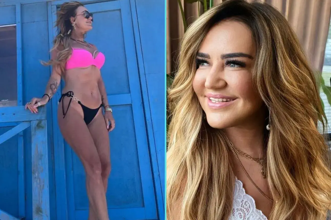 Agnieszka Kotańska w bikini na tle niebieskiej ściany. Uśmiechnięta, z burzą blond włosów, wygląda na swój wiek.