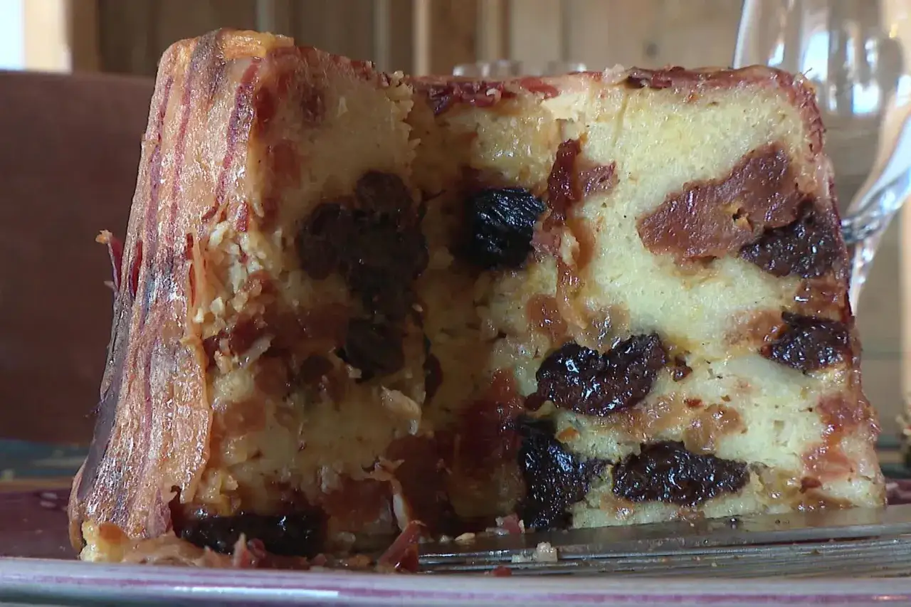 Un pain de viande envelopp&eacute; de lard, garni de fruits secs. Une recette surprenante qui sort de l'ordinaire.