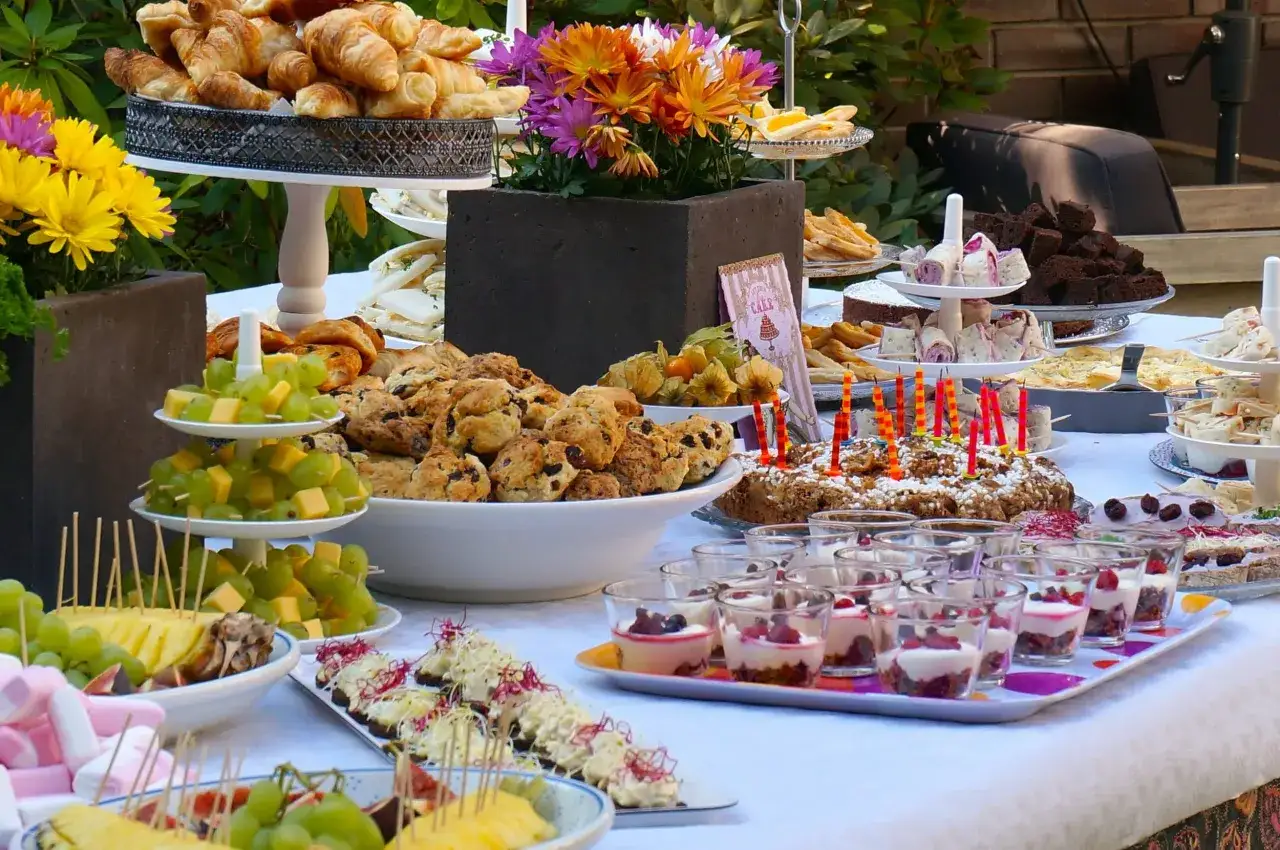 Leckere Brunch Ideen: Croissants, Kuchen, Obstspie&szlig;e und Desserts in Gl&auml;sern laden zum Genie&szlig;en ein.