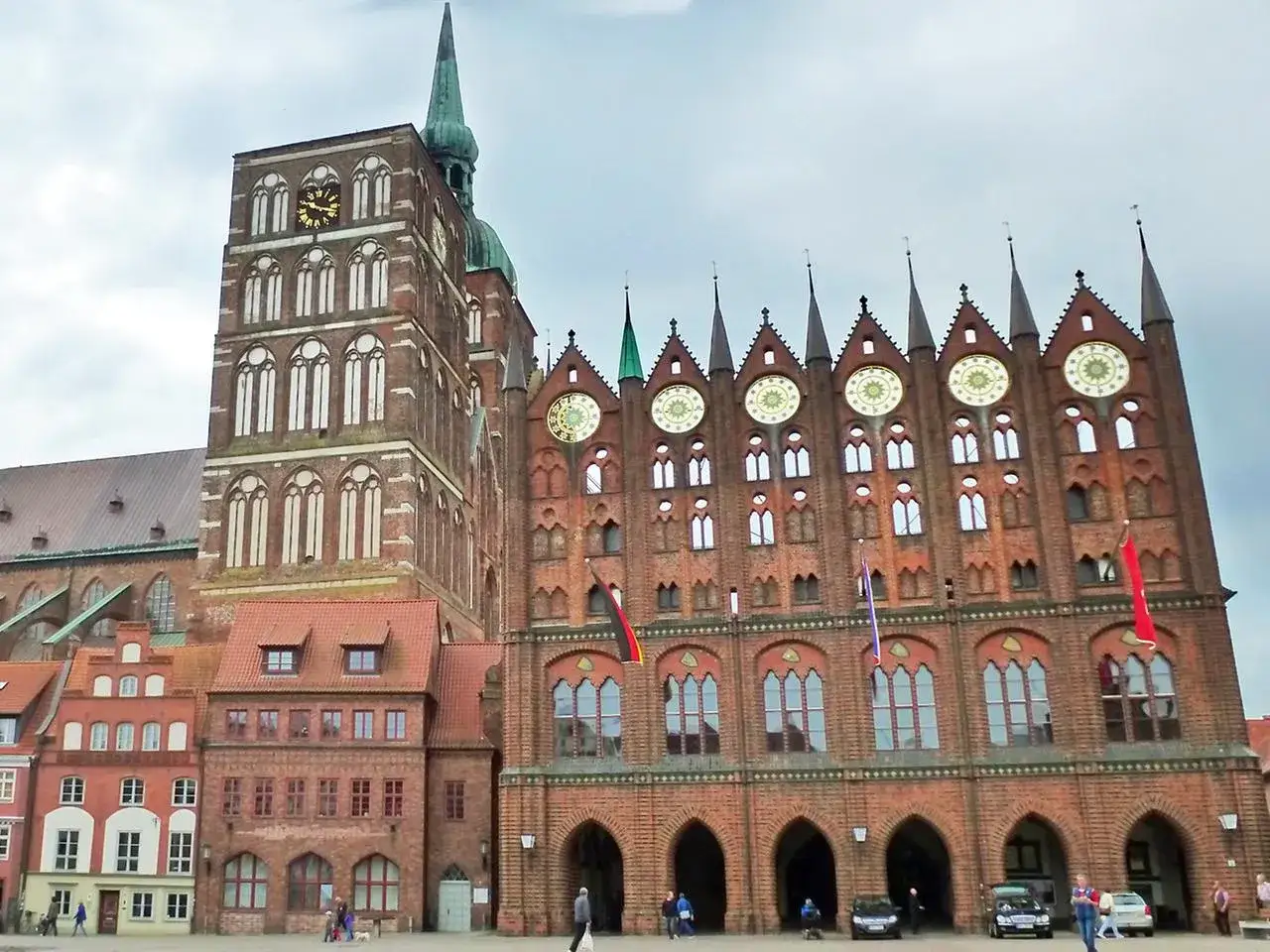 Das Rathaus und die Marienkirche prägen das **Stralsund Zentrum**. Ein imposanter Backsteinbau mit vielen Fenstern und Uhren.