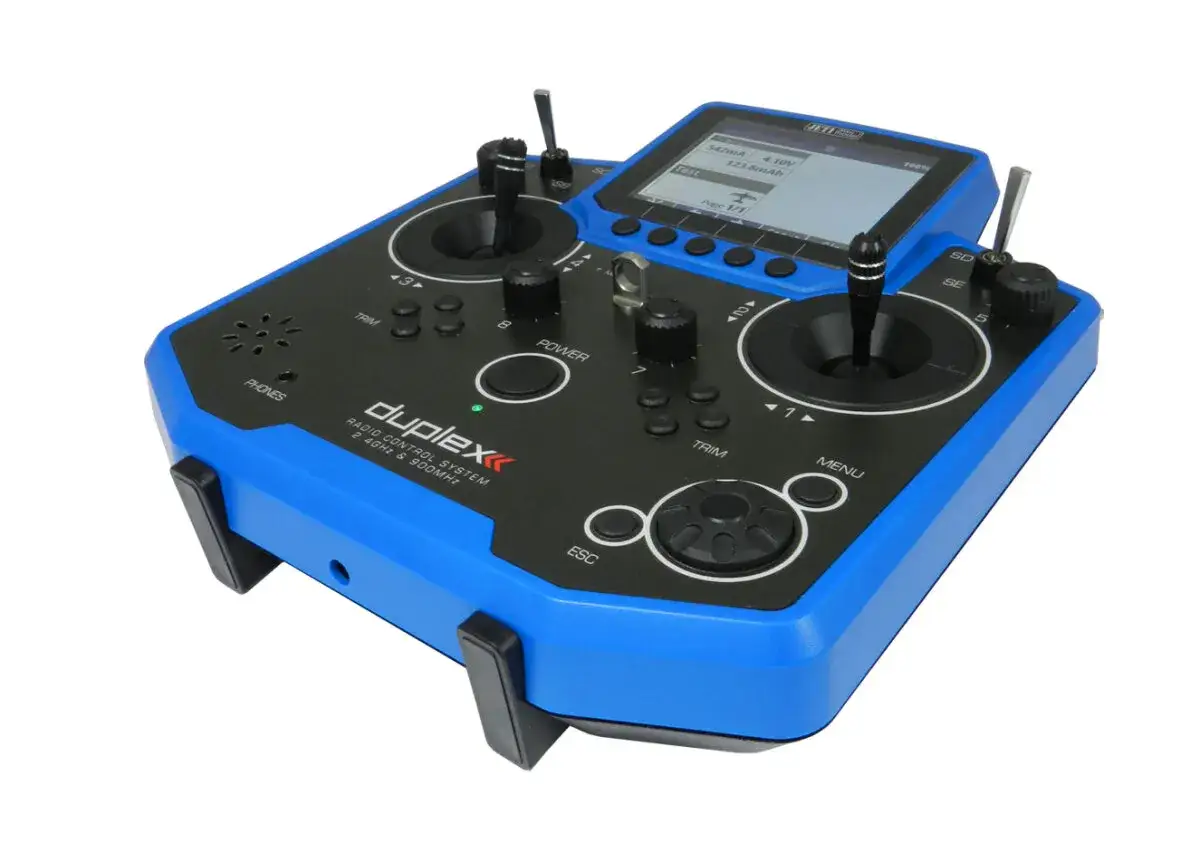 Jeti DS-12 Fernsteuerung mit zwei Joysticks, Display und vielen Knöpfen. Blaues Gehäuse.
