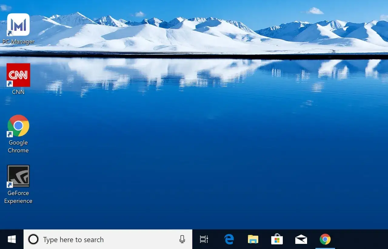 Pulpit z ikonami PC Manager, CNN, Google Chrome i GeForce Experience. Tło to odbicie ośnieżonych gór w spokojnej wodzie.