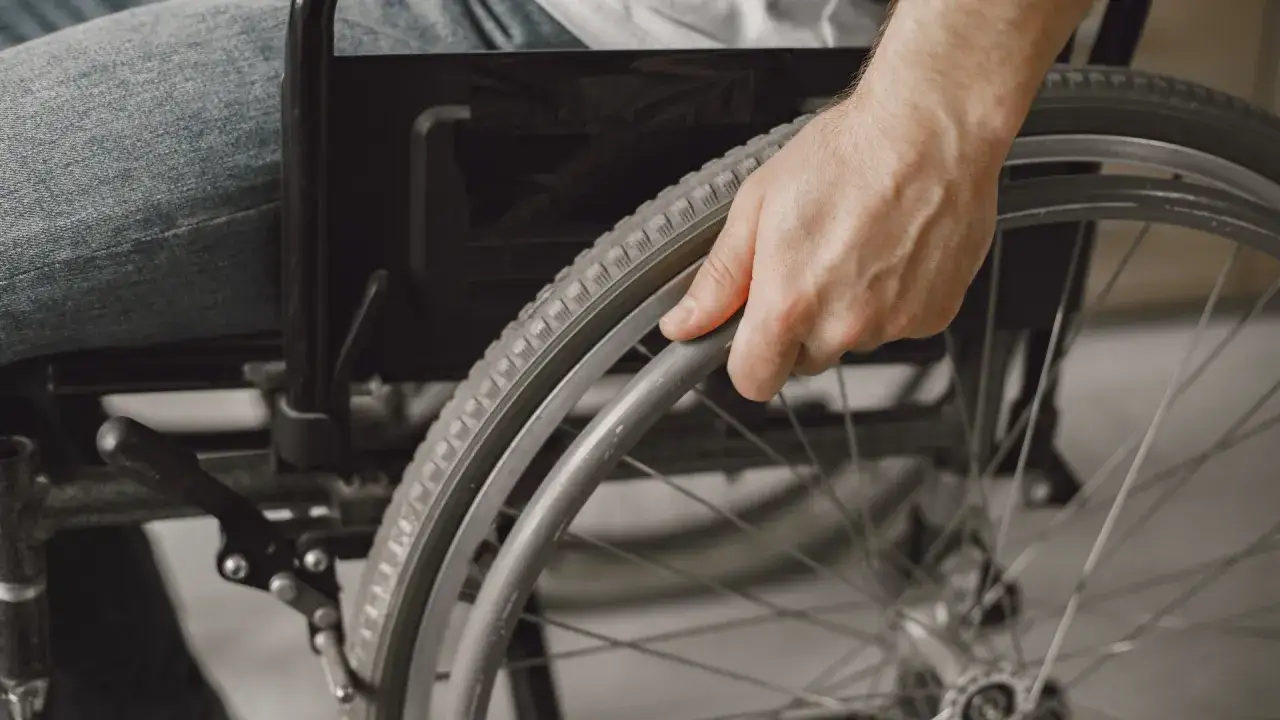 Osoba na w&oacute;zku inwalidzkim aktywnie uczestnicząca w życiu społecznym