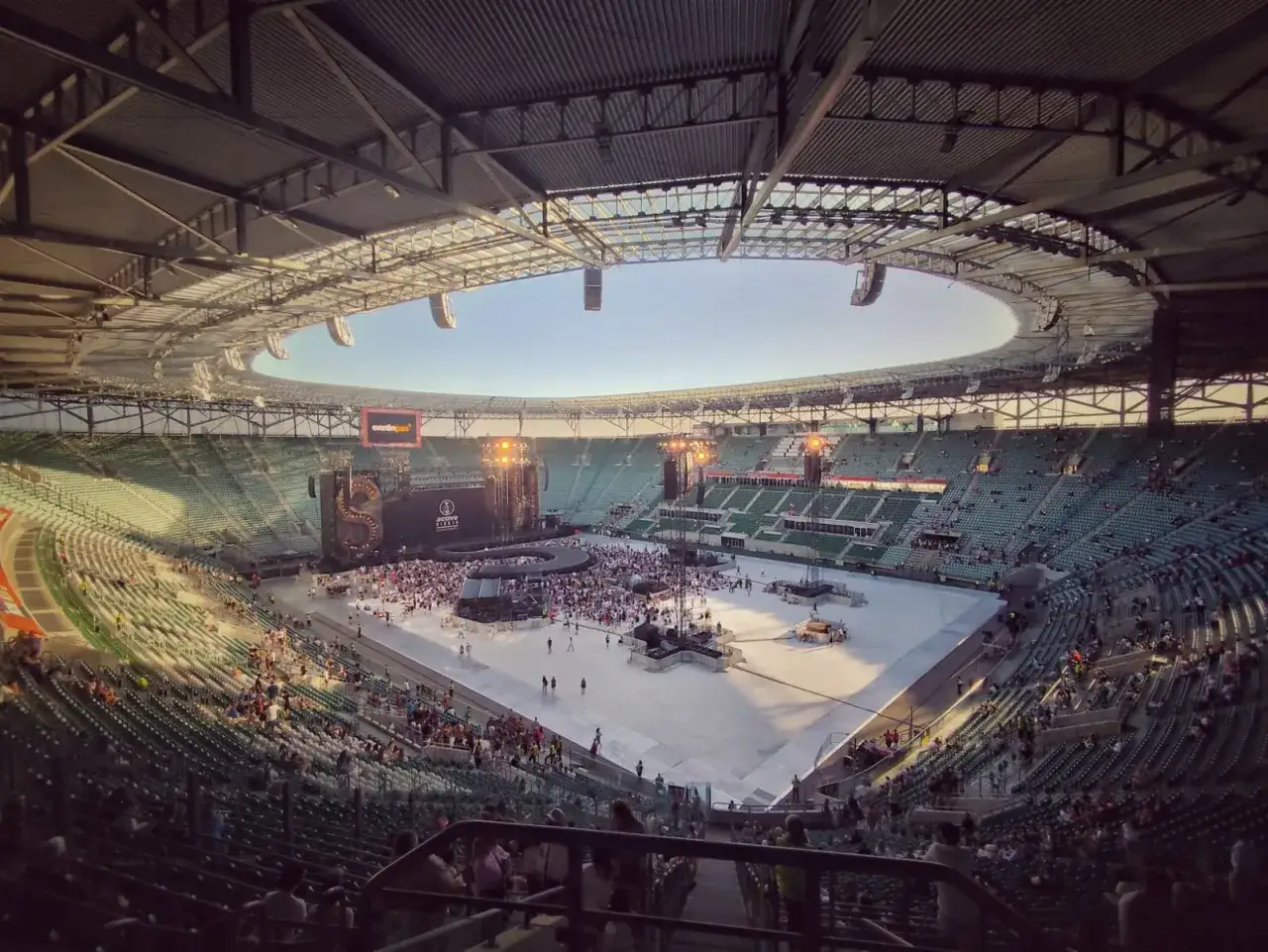 Koncert sanah we Wrocławiu na stadionie. Tłum ludzi czeka na artystkę pod wielką sceną.