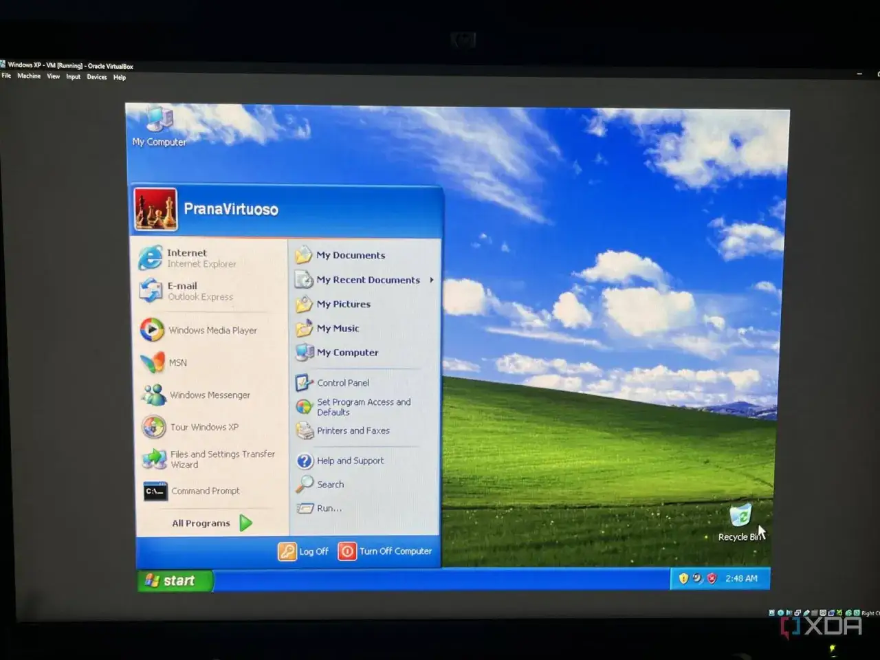 Windows XP w VirtualBox, z menu Start otwartym na 