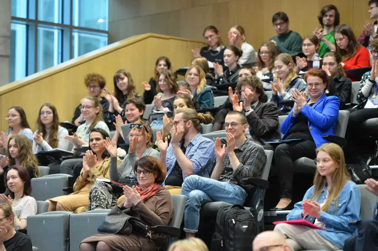 Uczestnicy konferencji filologia angielska Warszawa klaszczą.