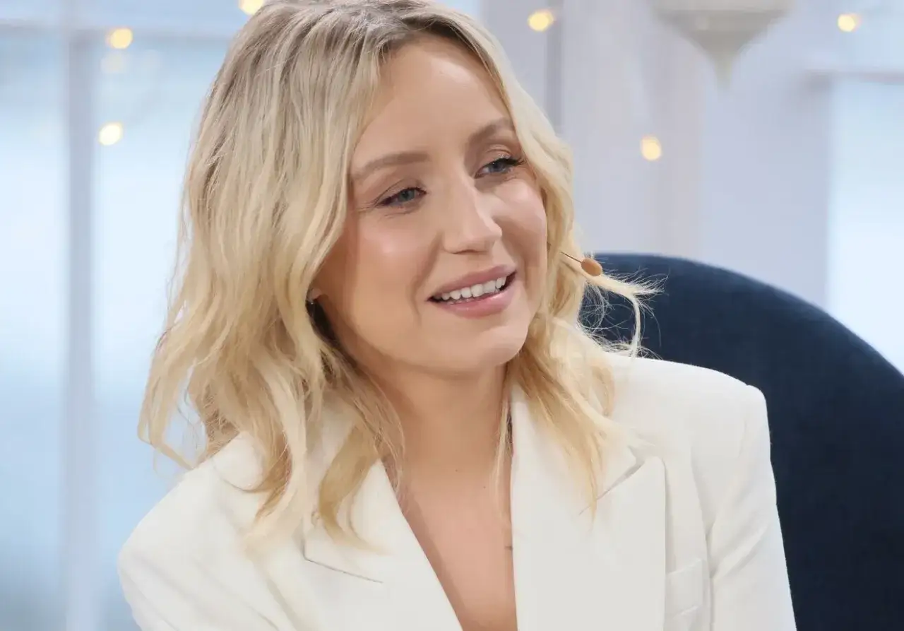 Uśmiechnięta blondynka w białej marynarce. Czy to właśnie prawdziwe powody odejścia prowadzącej z programu śniadaniowego?
