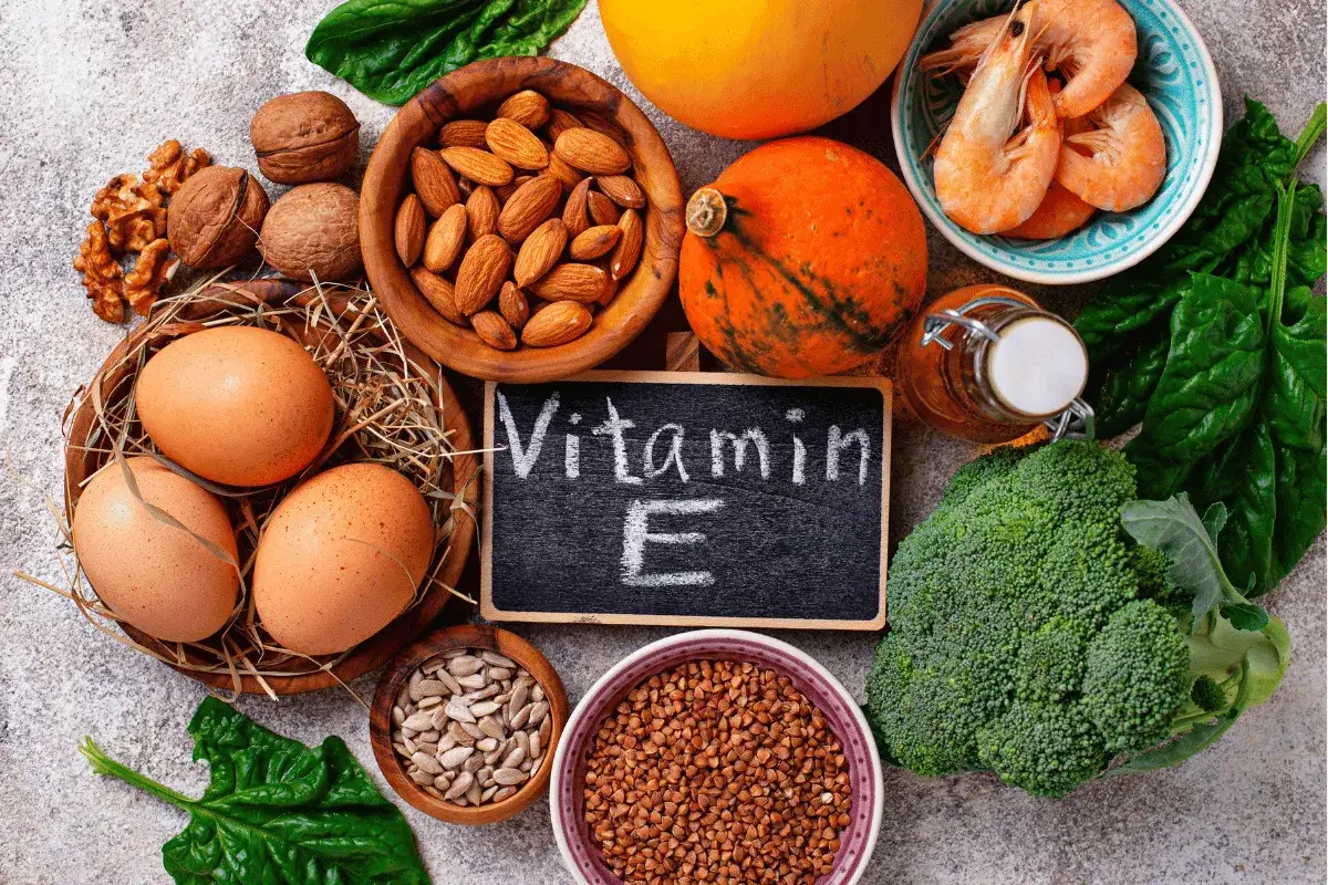 Gesunde Lebensmittel wie Mandeln, Eier und Spinat sind reich an Vitamin E, das gut für die Haut ist.