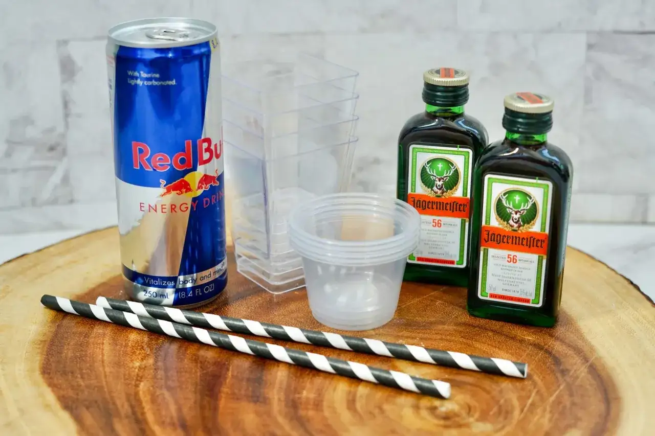 Puszka Red Bulla, dwie buteleczki Jägermeistera, plastikowe kieliszki i słomki – wszystko gotowe na jager bomb drinka.