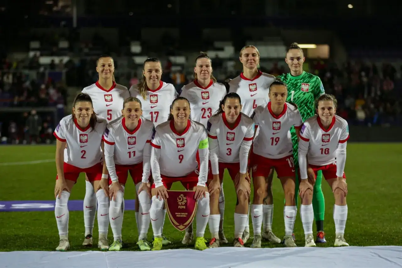 Reprezentacja Polski kobiet przed meczem. Piłkarki w biało-czerwonych strojach, gotowe do walki o historię na Mistrzostwach Europy w Piłce Nożnej.