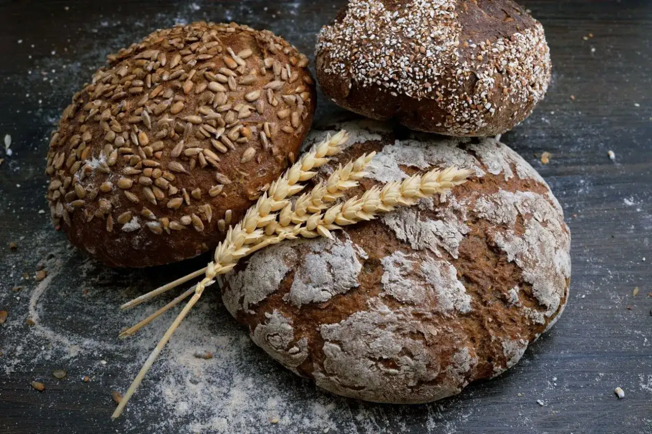 odświeżanie czerstwego chleba piekarnik mikrofalówka