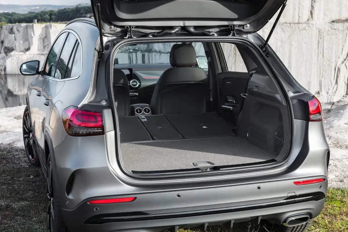 Gr&aring; Mercedes GLA med &ouml;ppen baklucka, redo f&ouml;r en testk&ouml;rning. Lastutrymmet &auml;r tomt och v&auml;ntar p&aring; &auml;ventyr.