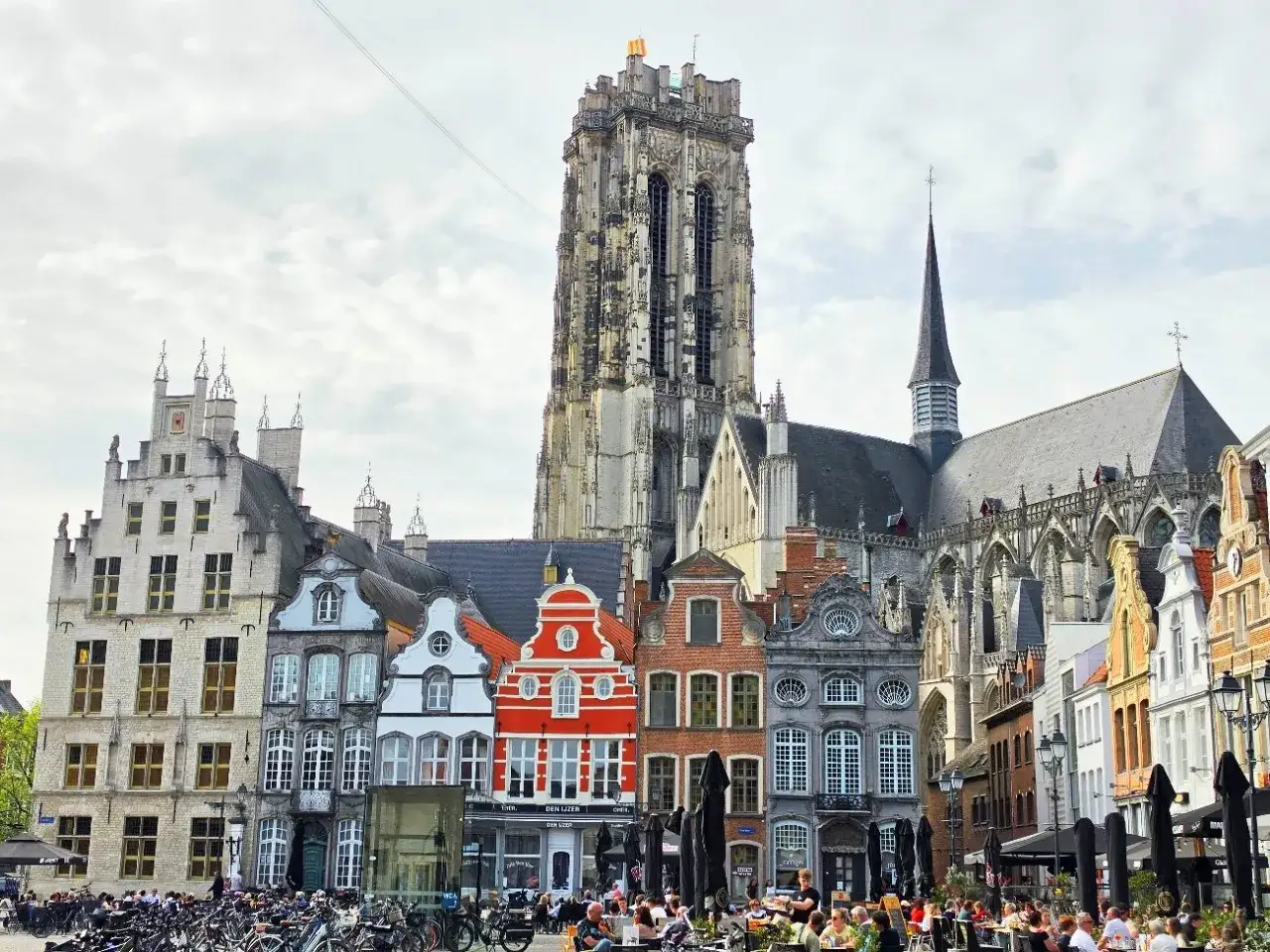 Plaza con edificios históricos y una catedral. Ideal para ver qué ver cerca de Amberes.