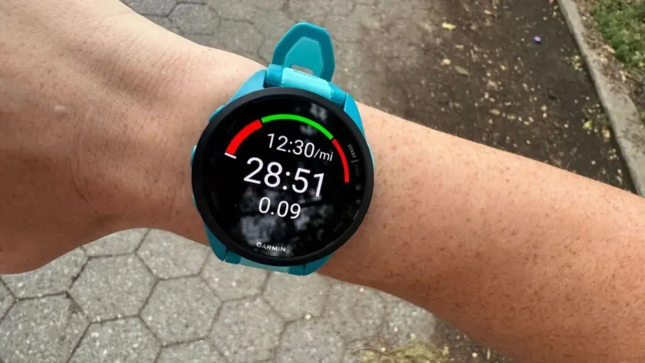 Zegarek Garmin pokazuje 28:51 minuty biegu, tempo 12:30/milę i dystans 0.09.