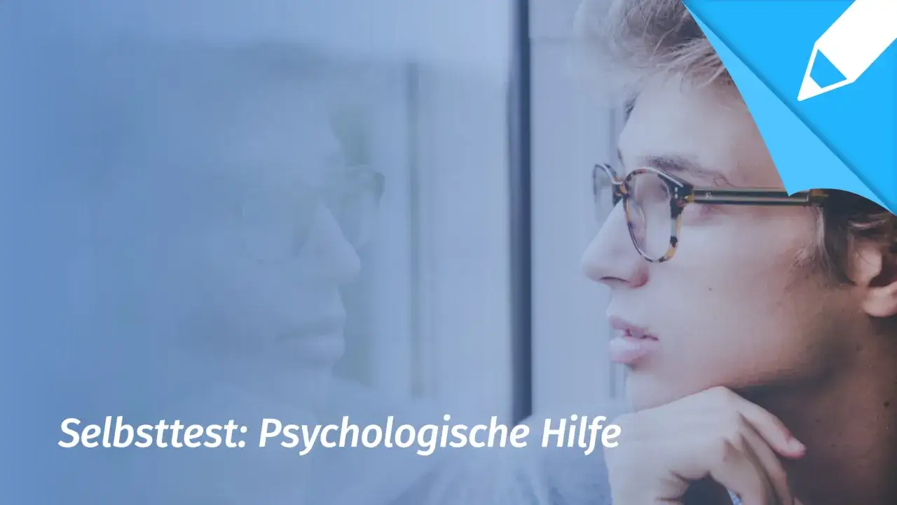 Ein junger Mann mit Brille blickt nachdenklich in die Ferne.