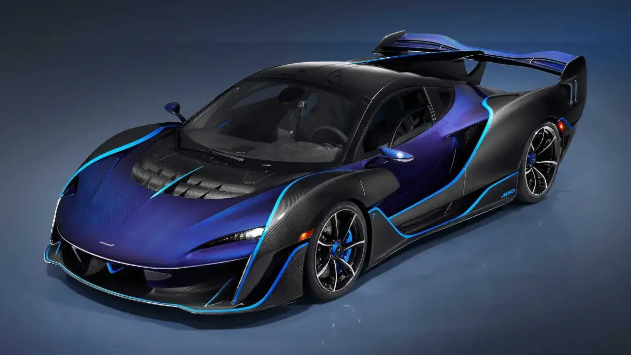 Ein McLaren Sabre in tiefem Blau mit leuchtenden Akzenten. Der McLaren Sabre Preis ist hoch, aber die Exklusivität ist es wert.