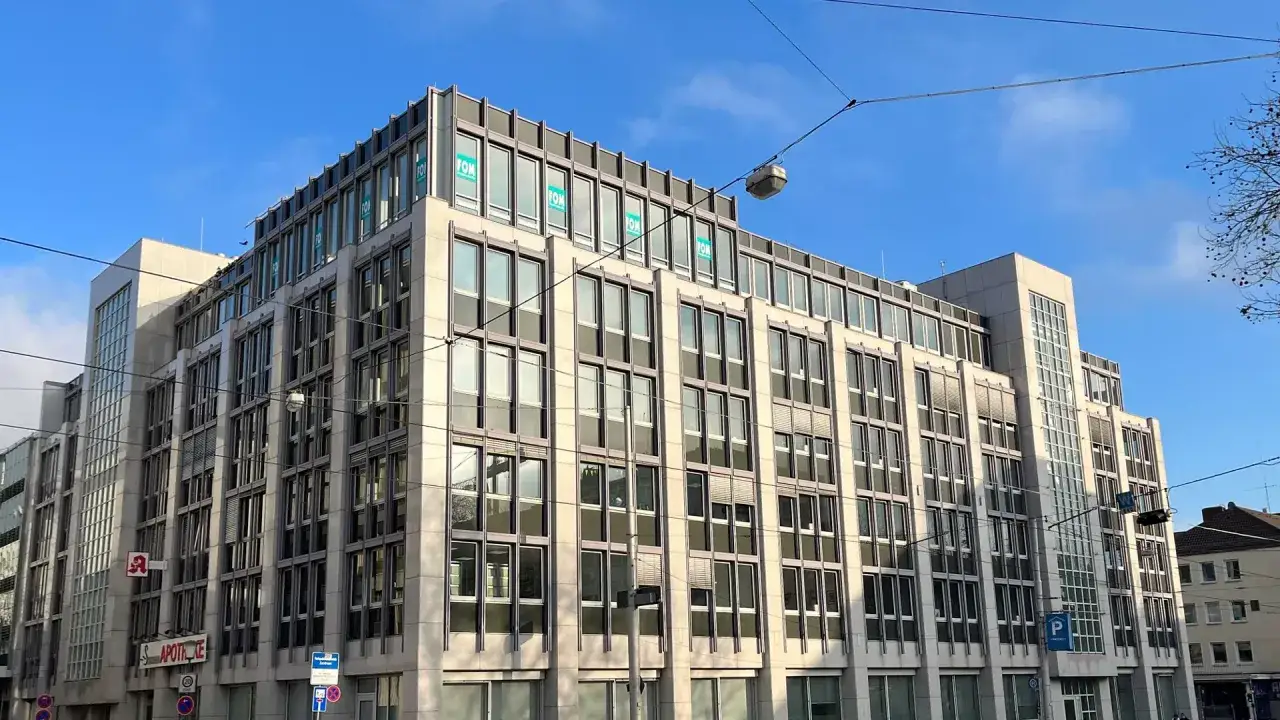 Modernes B&uuml;rogeb&auml;ude in Kassel mit vielen Fenstern und 