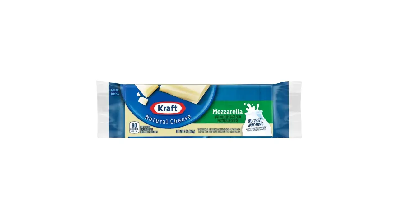 Kraft Mozzarella w bloku, idealna do pizzy i zapiekanek. Niska zawartość tłuszczu, bez dodatku BST.