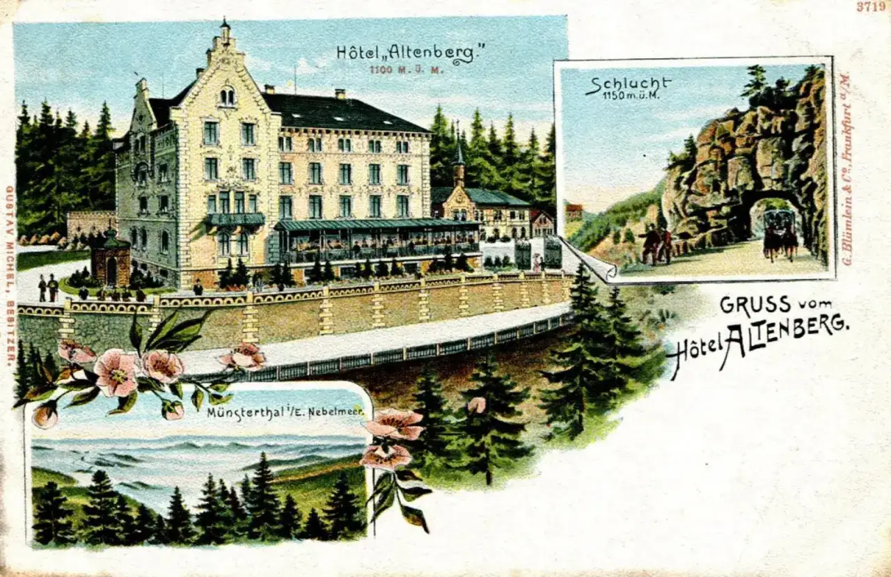 Carte postale du sanatorium H&ocirc;tel Altenberg dans les Vosges. Vue d'un grand h&ocirc;tel, d'une gorge rocheuse et d'un paysage brumeux.