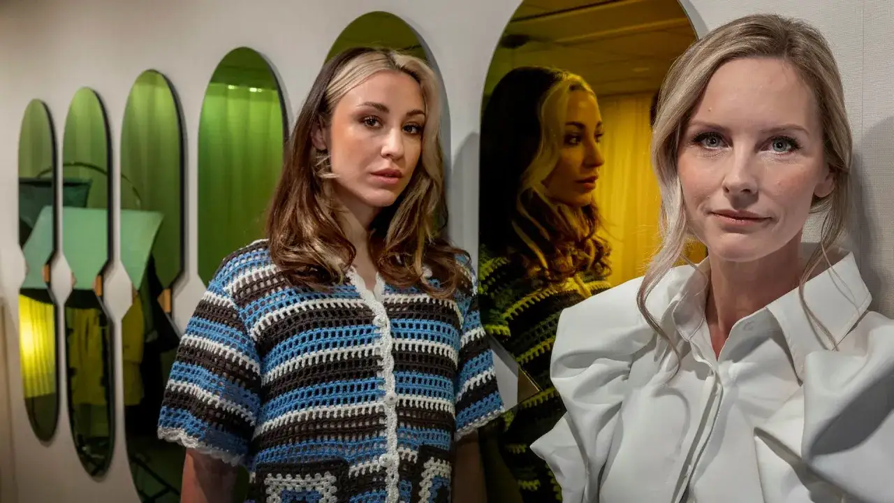 Jana Berzelius och en kollega poserar framför gröna speglar.
