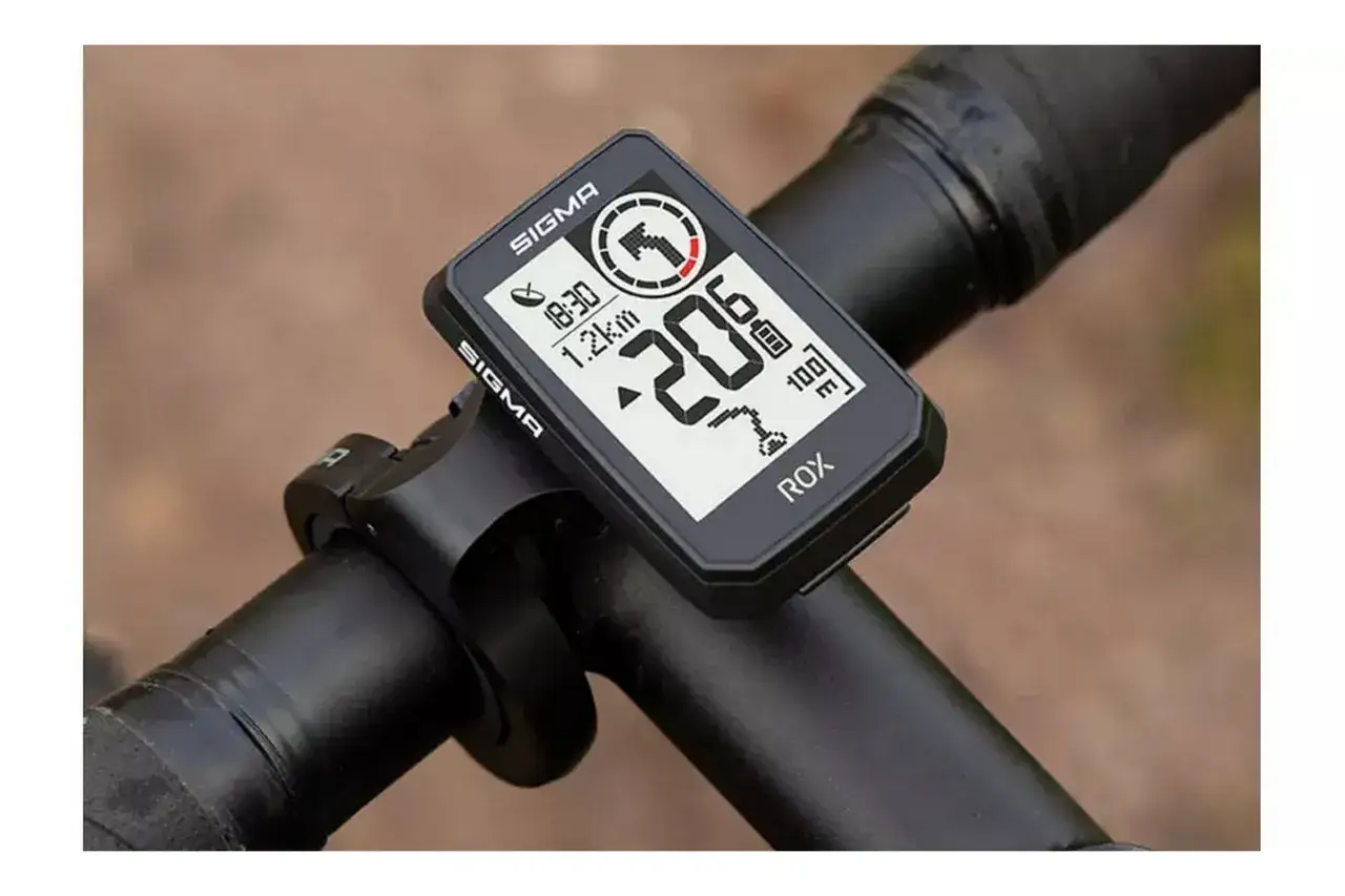Rowerzysta sprawdza trasę na liczniku Sigma ROX 10, widoczna prędkość 20.6 km/h.