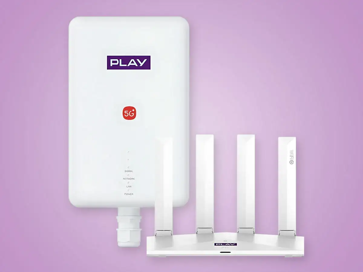 Play internet mobilny bez limitu: biały router 5G i anteny Play.