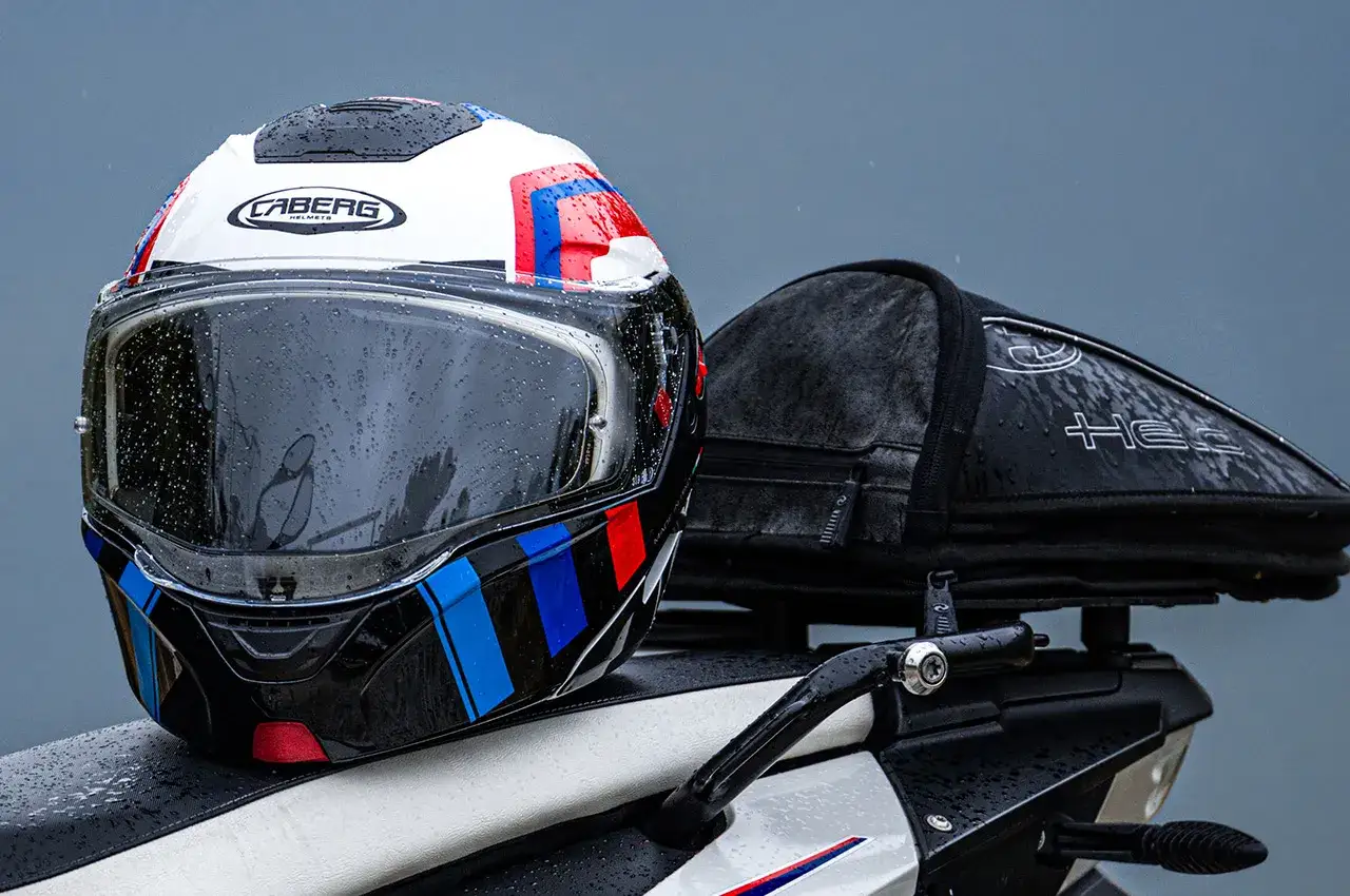 Casco Caberg con visiera bagnata, ideale per capire come non far appannare la visiera del casco in caso di pioggia.