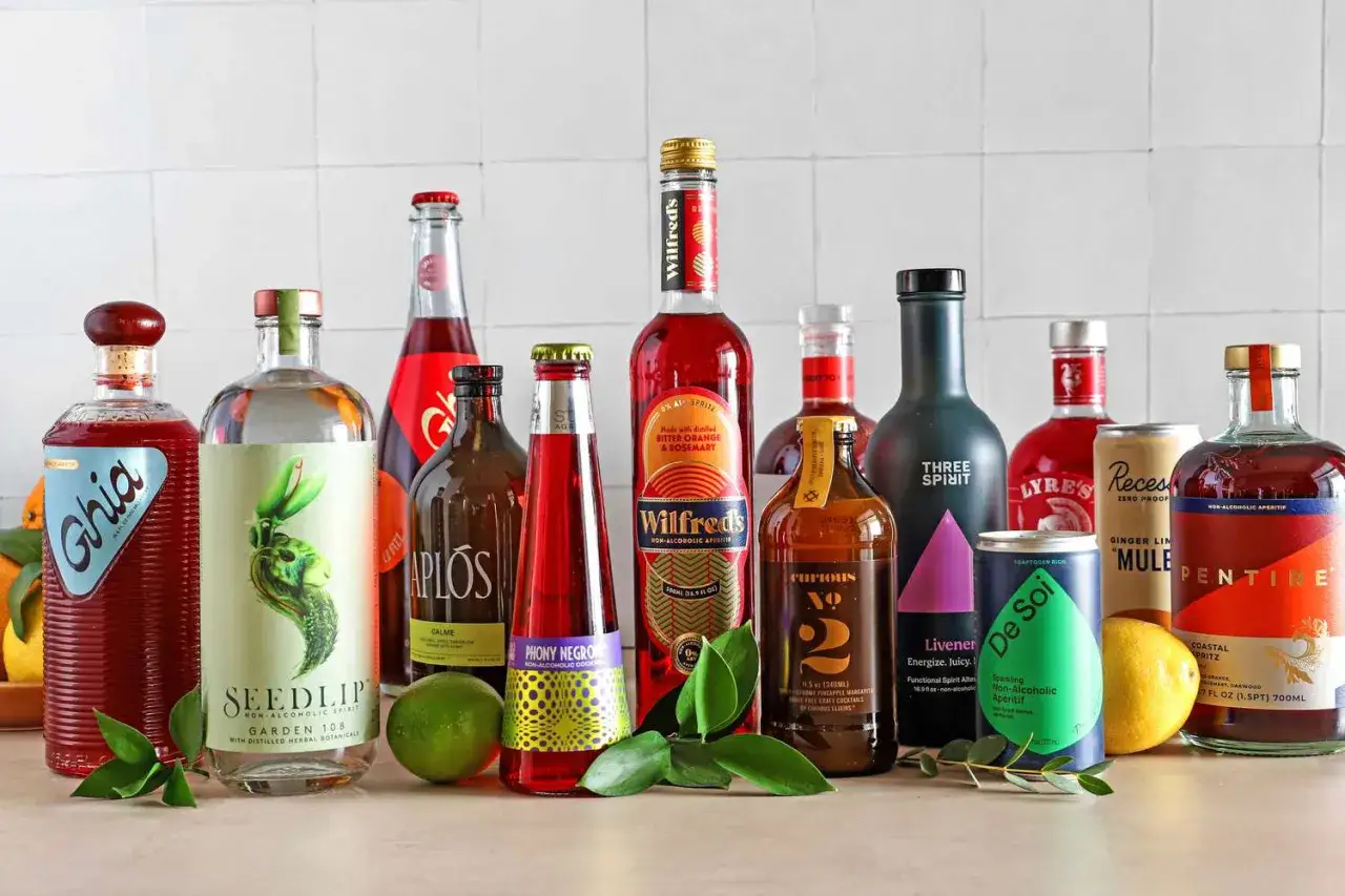Ett urval av flaskor och burkar med alkoholfri drink. Vissa är märkta med