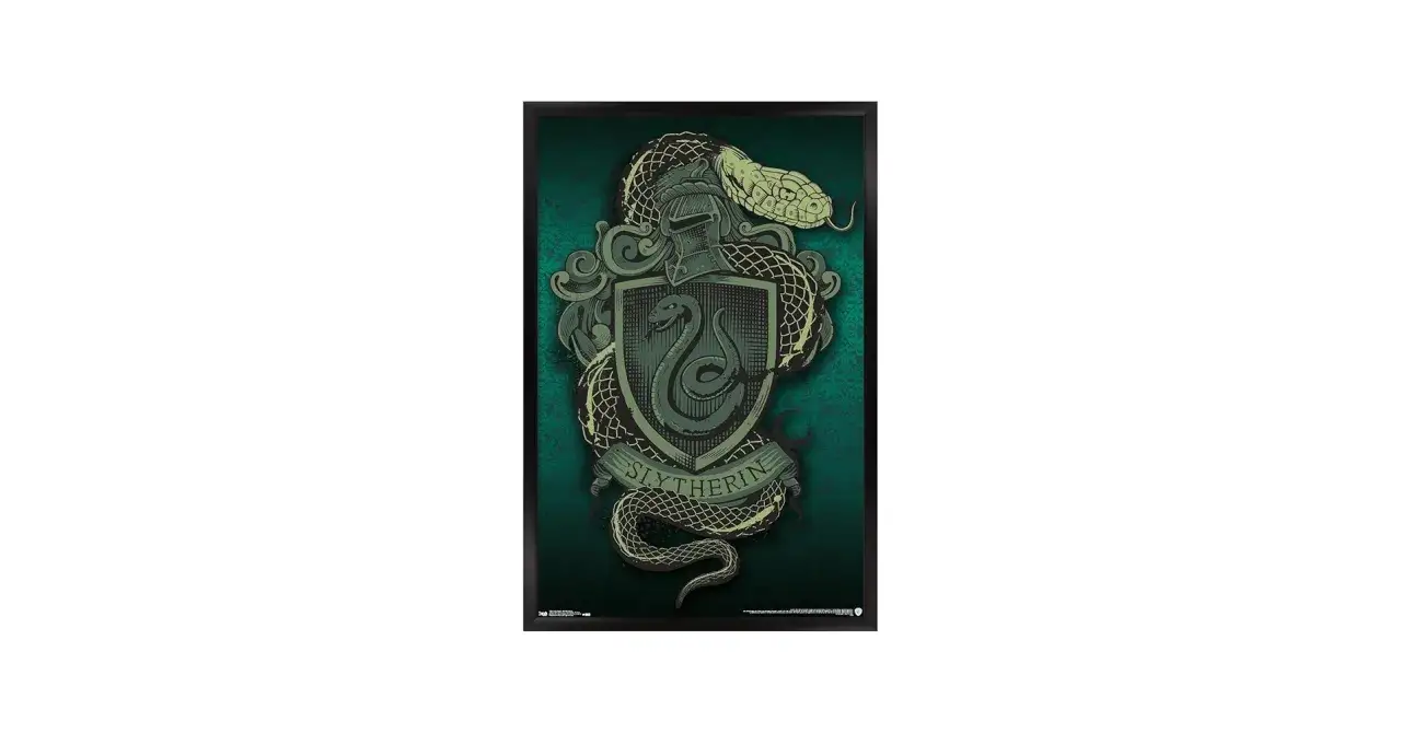 Herb Slytherinu z wężem, symbolizujący spryt i ambicję, to cechy, które wyróżniają ten dom.