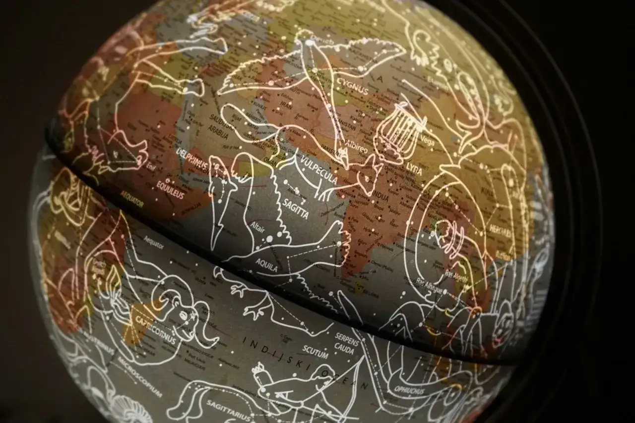 Kula z mapą nieba i gwiazdozbiorami, gdzie 10 dom astrologia jest widoczny.