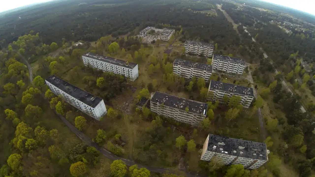 Pstrąże miasto widmo. Opuszczone bloki mieszkalne otoczone przez las, zniszczone i zapomniane.